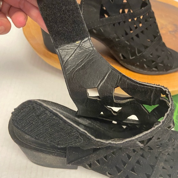 Nature Breeze Stenciled Cut Out Peep Toe Booties - Picture 3 of 11